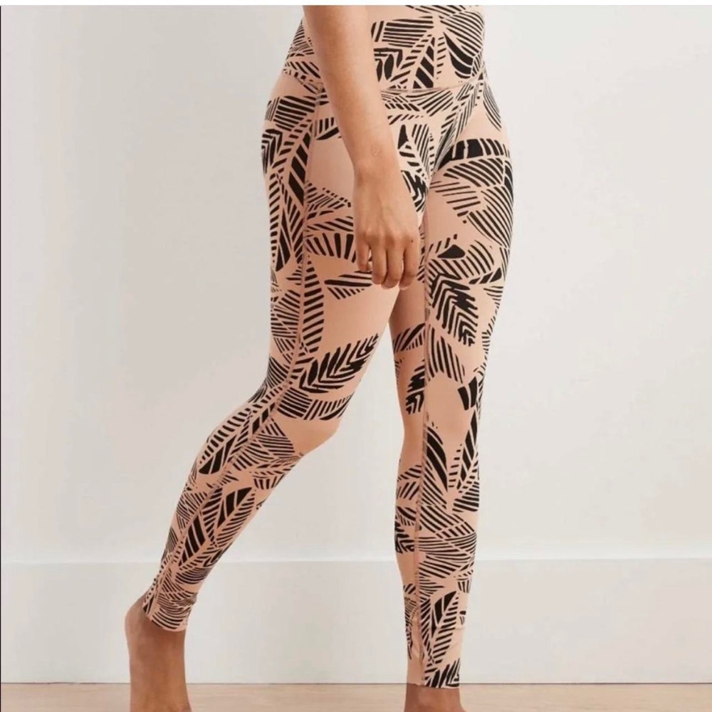Aerie Leaf Print Leggings - Black and Tan